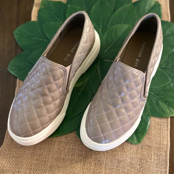 ⚡️FLASH Sale⏱️ Madden Girl Cupid’s Taupe Slip-On Sneakers NWT - Picture 1 of 9